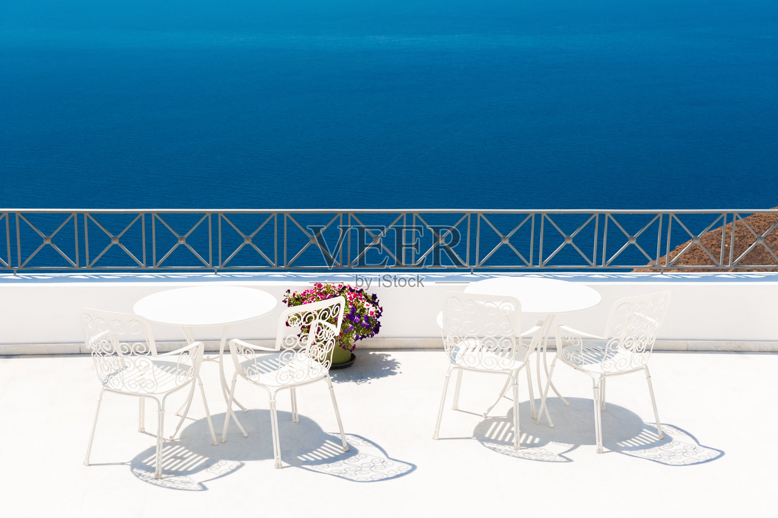 阳台上的咖啡馆，可以看到海景。希腊圣托里尼岛岛。照片摄影图片