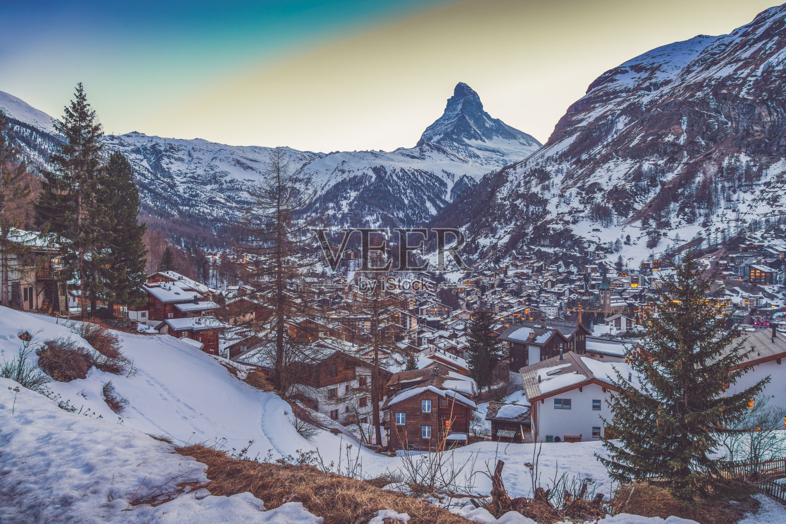 黎明时分，瑞士马特塔尔的泽马特镇和马特洪峰照片摄影图片