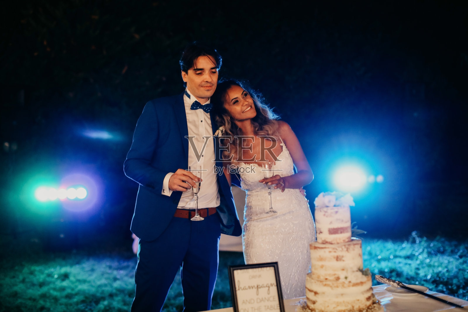 美丽幸福的夫妇切婚礼蛋糕照片摄影图片