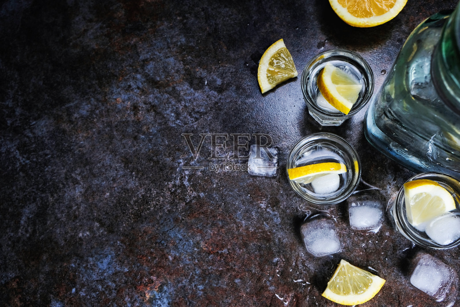 龙舌兰伏特加酒和一瓶柠檬片，俯视图照片摄影图片