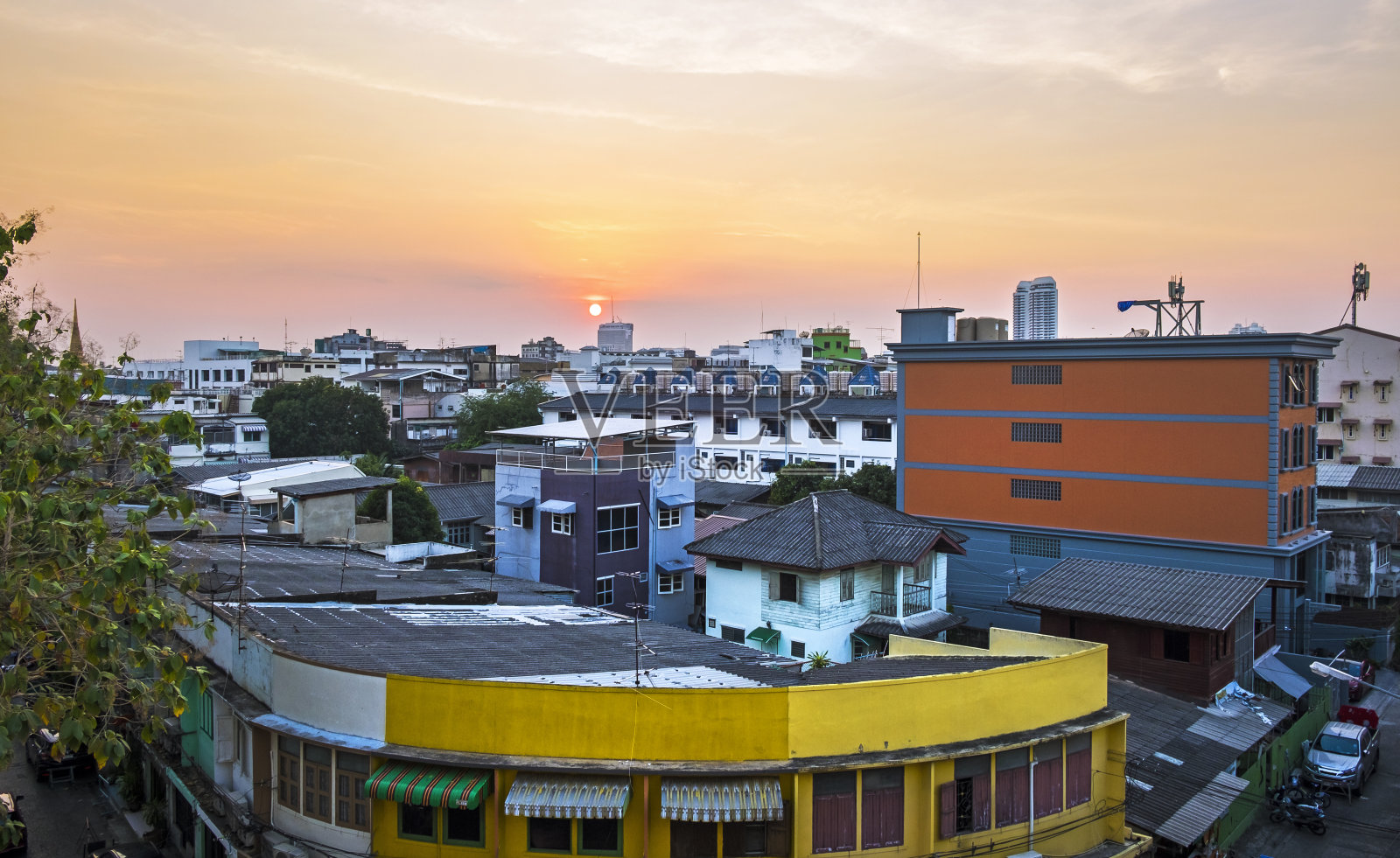 日落时分，泰国曼谷的建筑和屋顶照片摄影图片