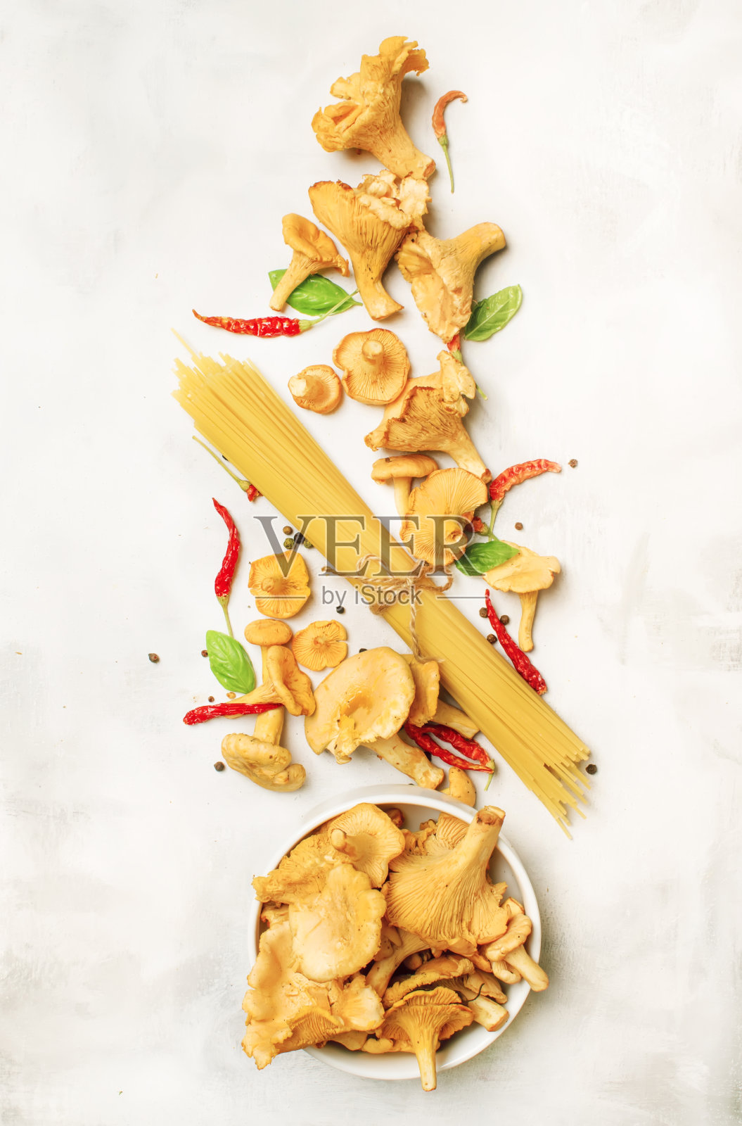制作奶油酱蘑菇鸡油菌意大利面的原料，烹饪概念，食物背景，俯视图照片摄影图片