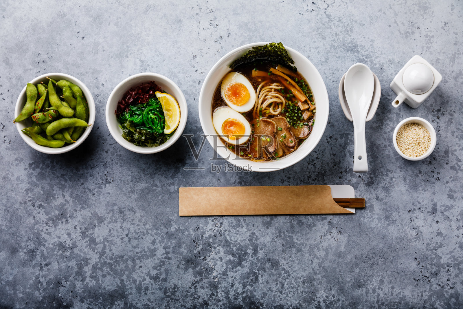 亚洲拉面汤牛肉舌肉和Ajitama腌制鸡蛋碗在混凝土背景复制空间照片摄影图片