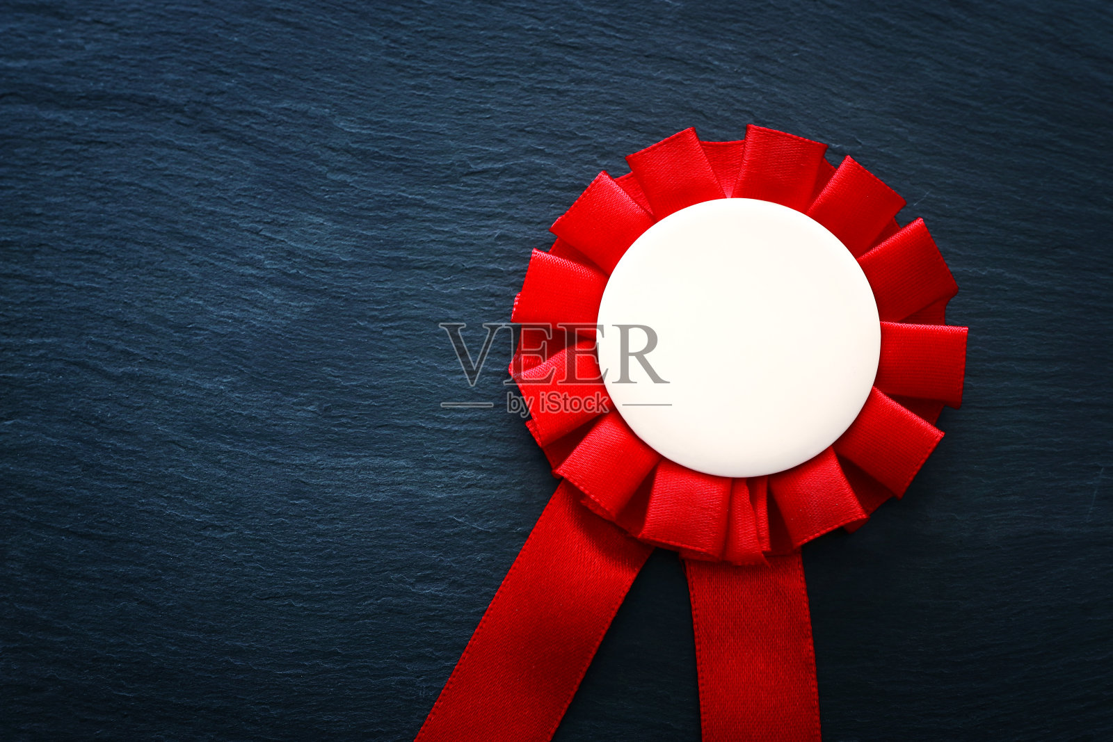 红色奖励玫瑰与丝带在黑色纹理背景，准备模拟照片摄影图片