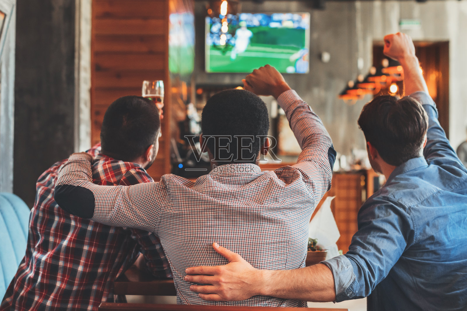 三个男人在酒吧看足球电视照片摄影图片