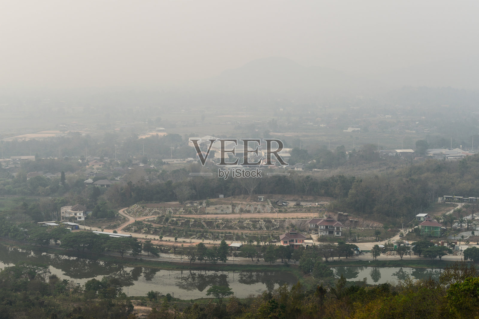 恶劣的空气污染(PM2.5)覆盖了泰国北部的清莱镇。照片摄影图片