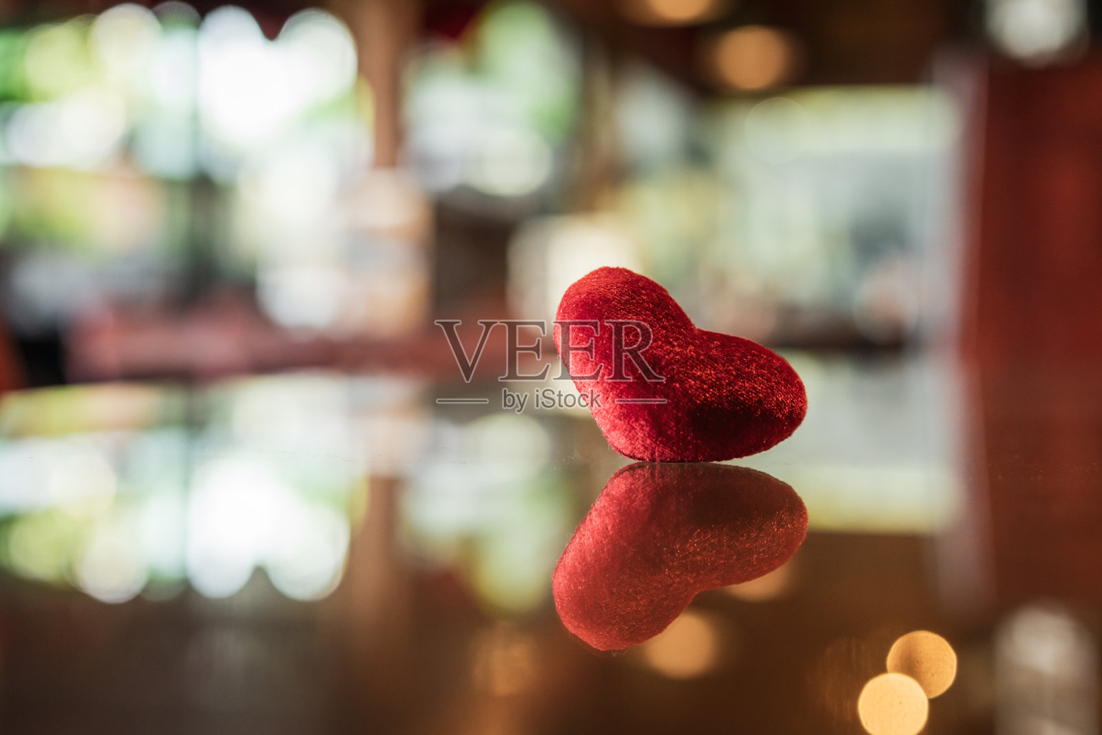 玻璃上的红心带反射散景背景，有爱情、情侣、情人节、健康保险、捐赠的概念照片摄影图片