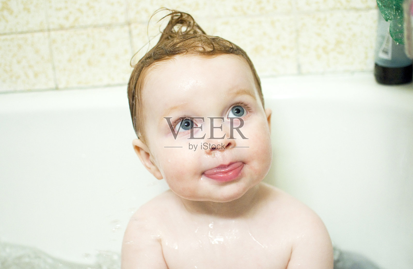 一个一岁的孩子正在洗澡照片摄影图片