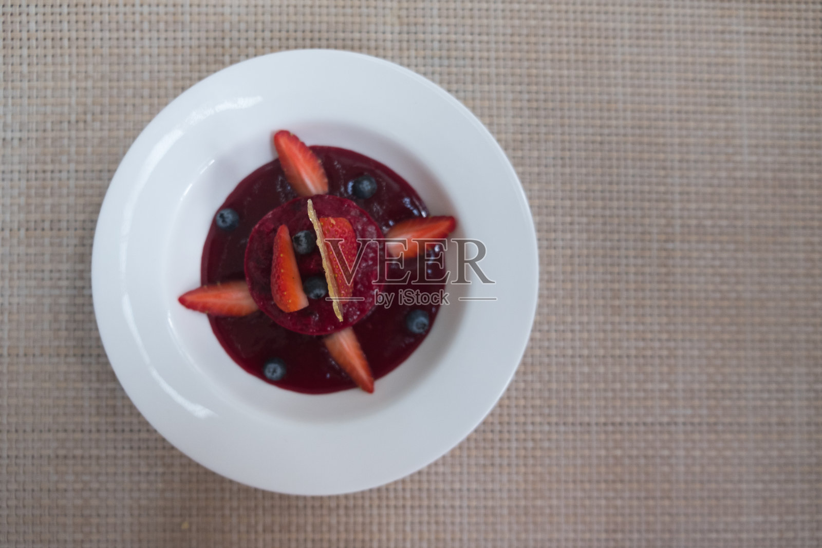 红天鹅绒蛋糕草莓熔岩新鲜草莓和草莓。奢华的蜜月甜点菜单照片摄影图片