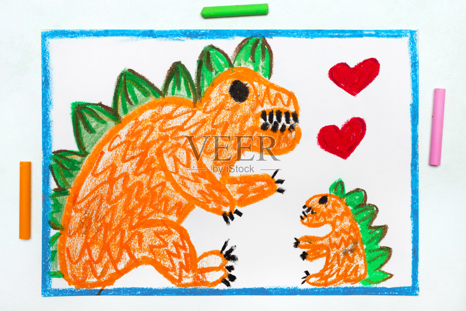 色彩斑斓的图画:两个可爱的怪物，妈妈和她的孩子。橙色的龙和心形。照片摄影图片