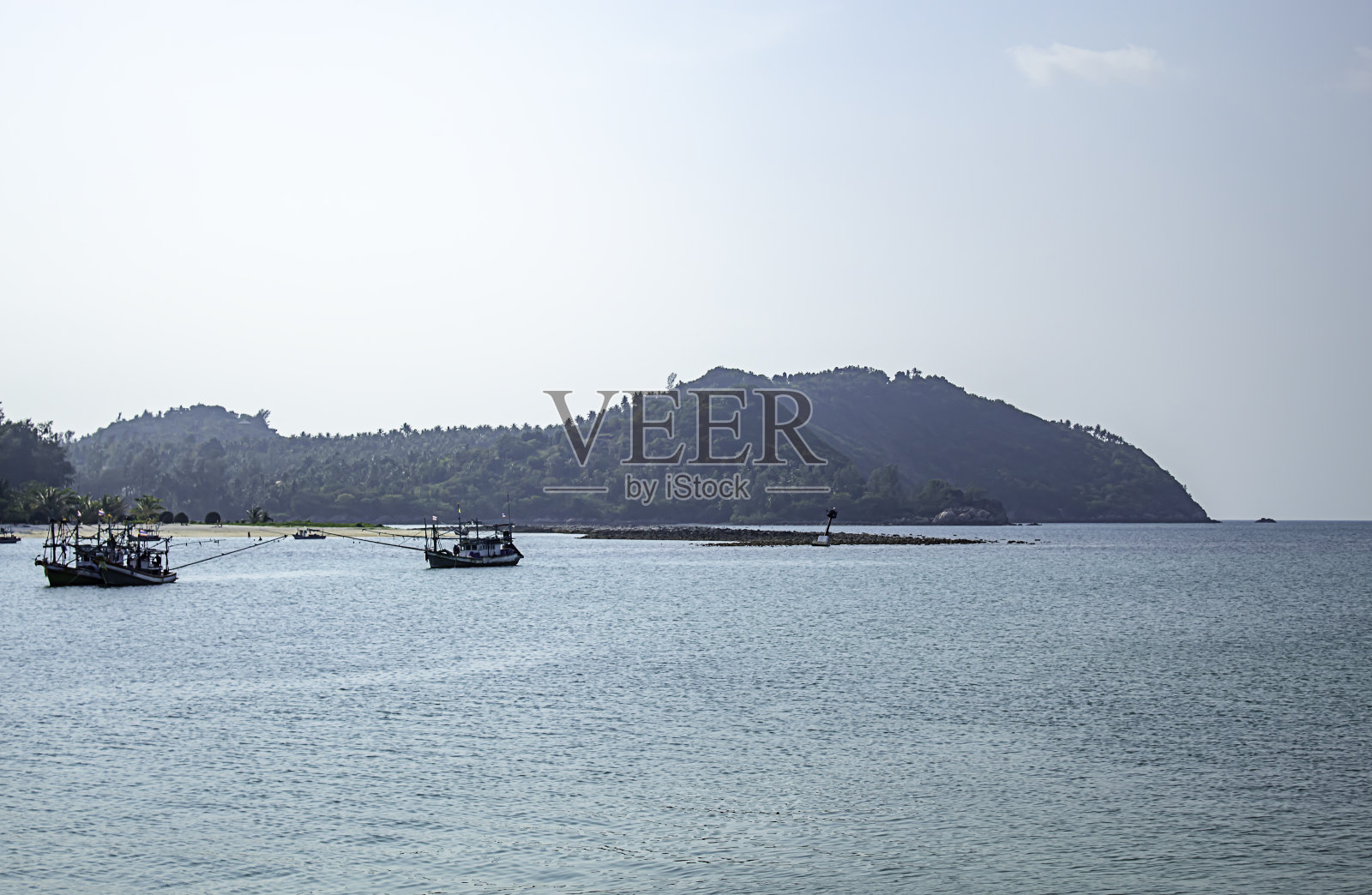 渔船停泊在泰国素拉他尼的帕岸海滩上。照片摄影图片