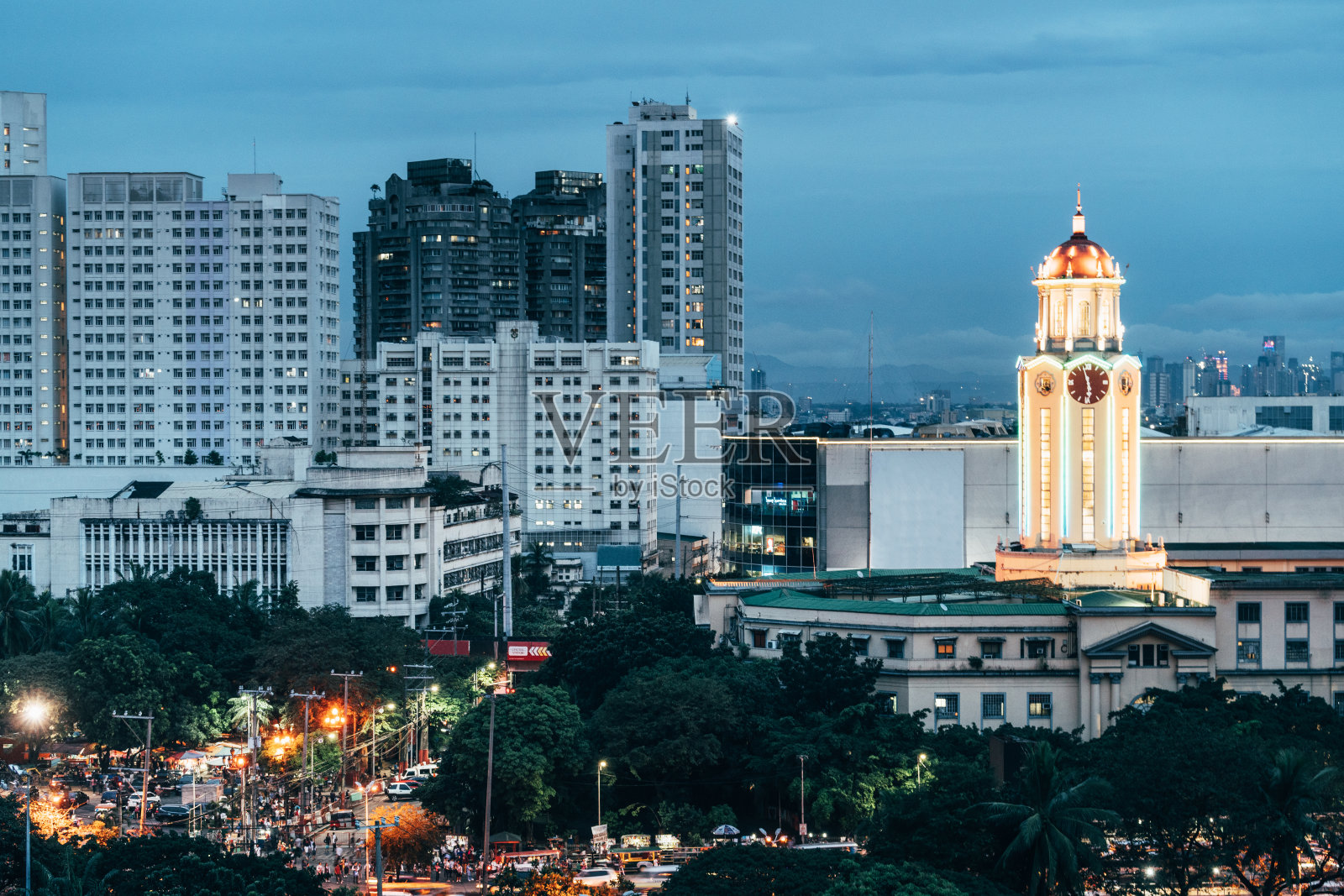日落时分的马尼拉市政厅钟楼照片摄影图片