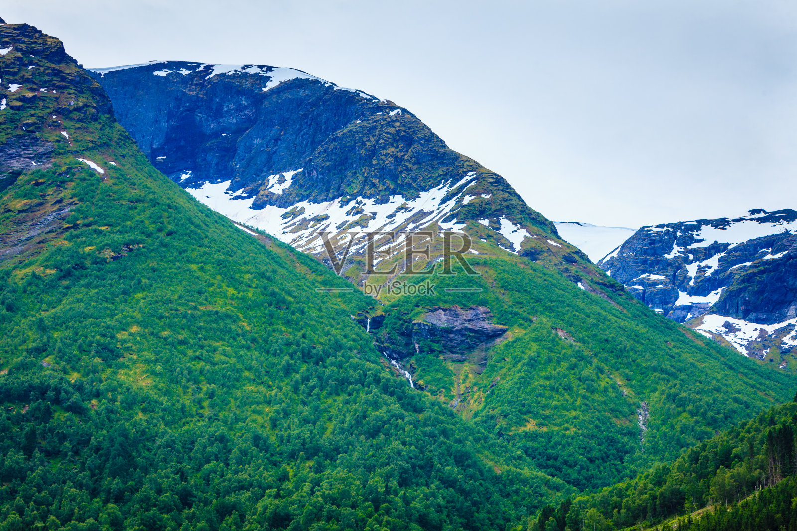 挪威的山脉夏季景观。照片摄影图片