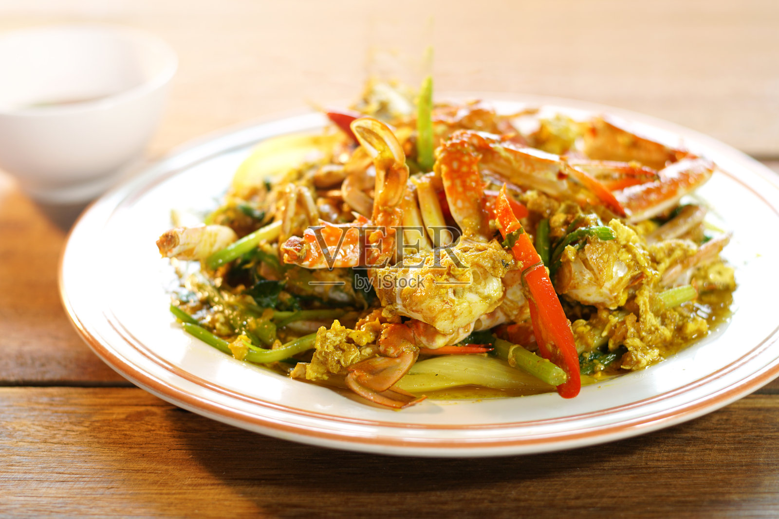 俯视图咖喱粉炒蟹，在亚洲很受欢迎的海鲜菜单。炒蟹配咖喱粉、洋葱和鸡蛋。选择性对焦，在摄影棚拍摄。干净的食物的概念。照片摄影图片