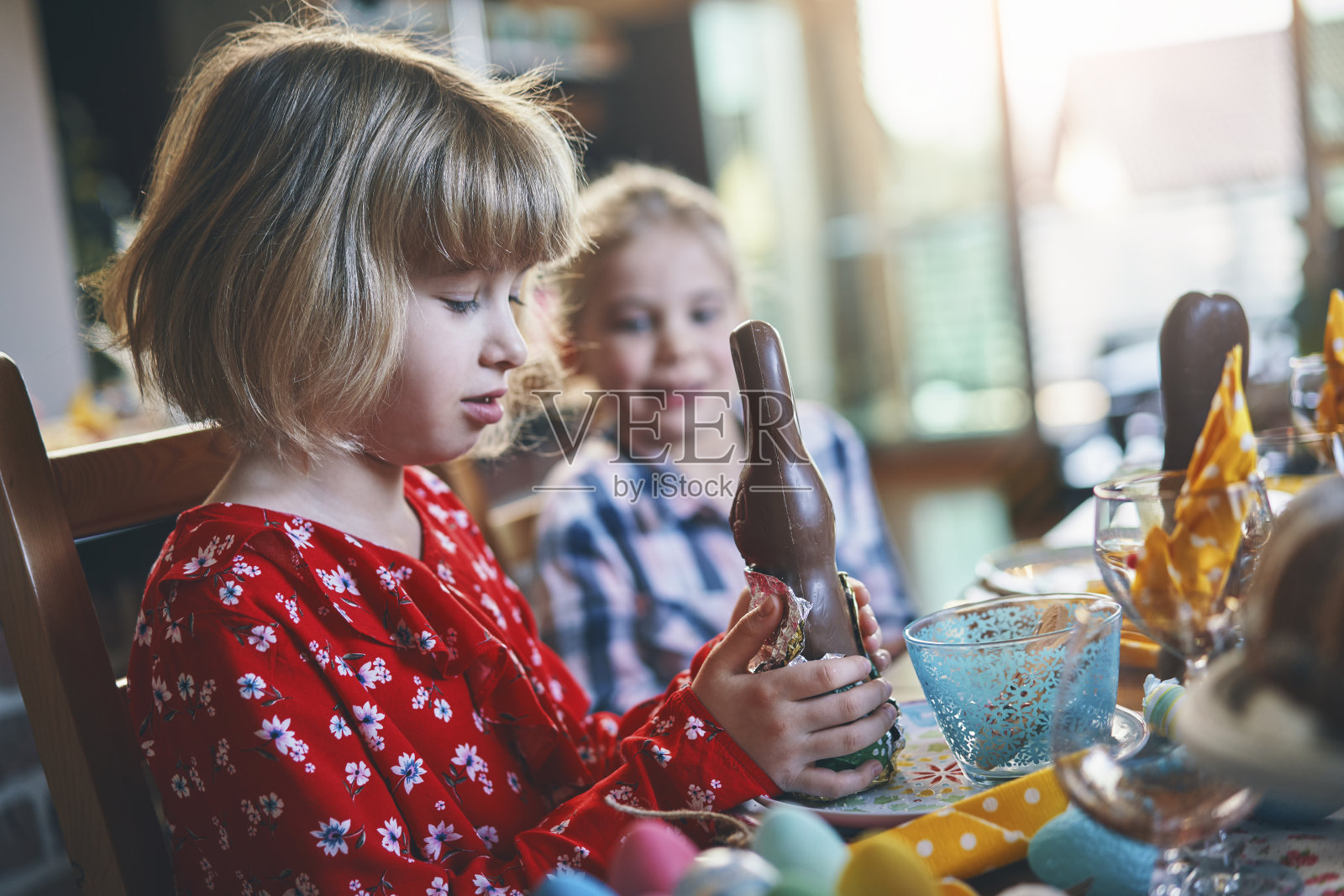吃巧克力复活节兔子的小孩照片摄影图片