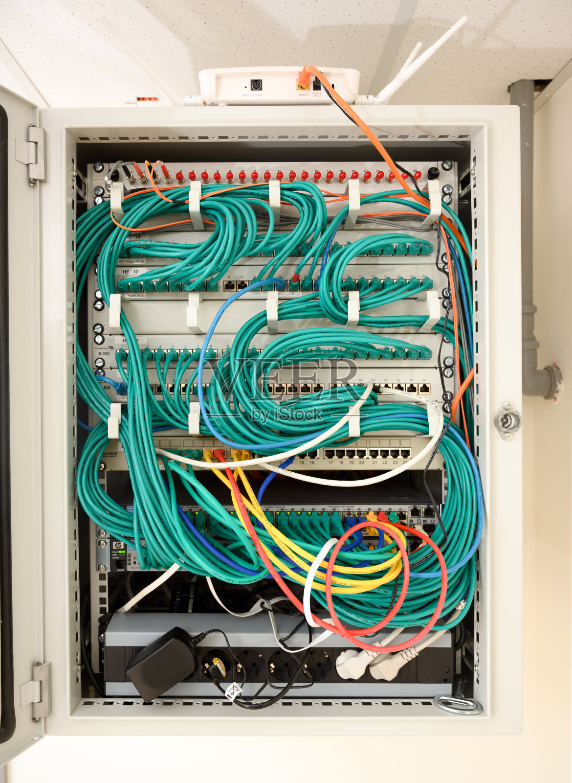 某学校数据机房的网络服务器柜，包括机架、电缆、光纤、以太网交换机和无线路由器照片摄影图片