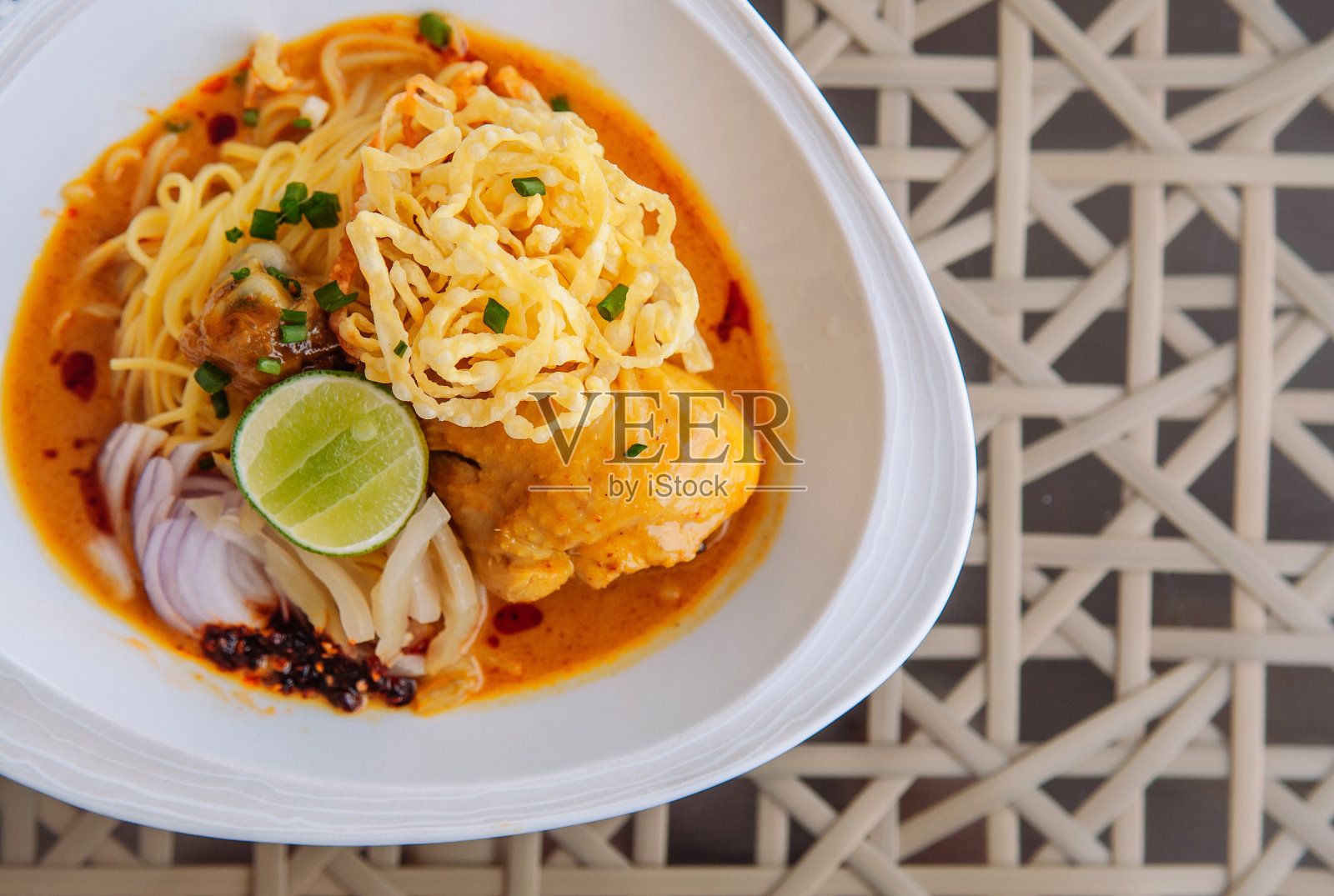 Khao Soi -泰国辣鸡肉面，北方风味咖喱汤照片摄影图片