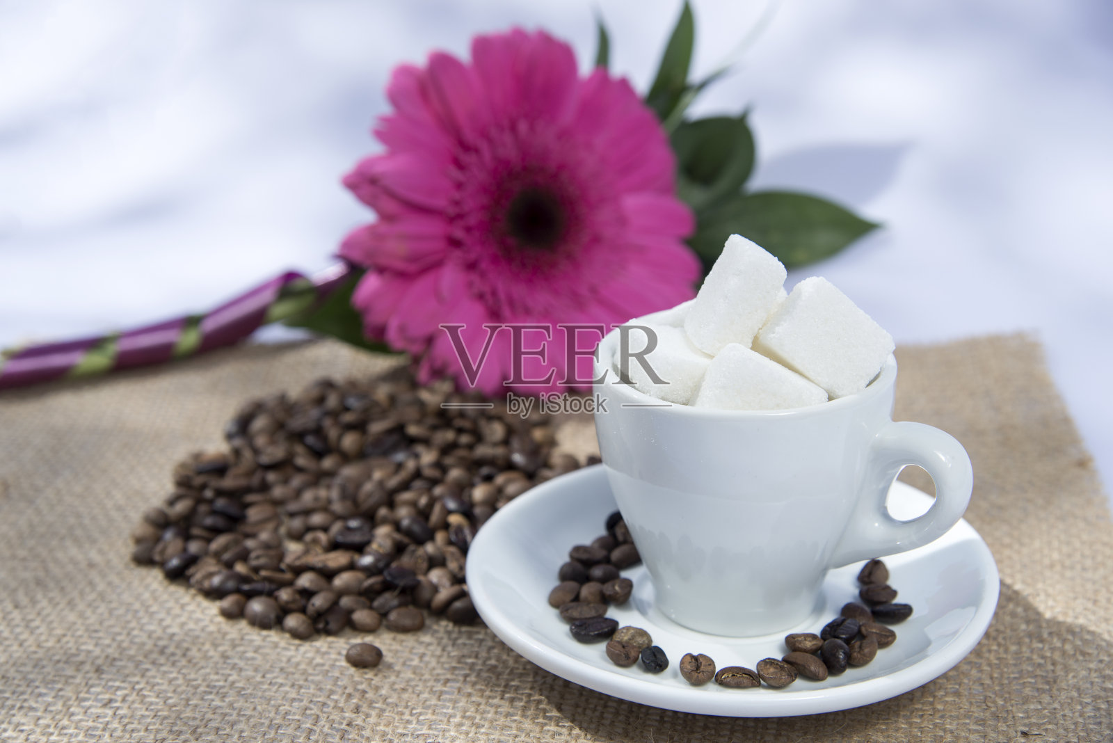 白色咖啡杯和咖啡豆装饰照片摄影图片