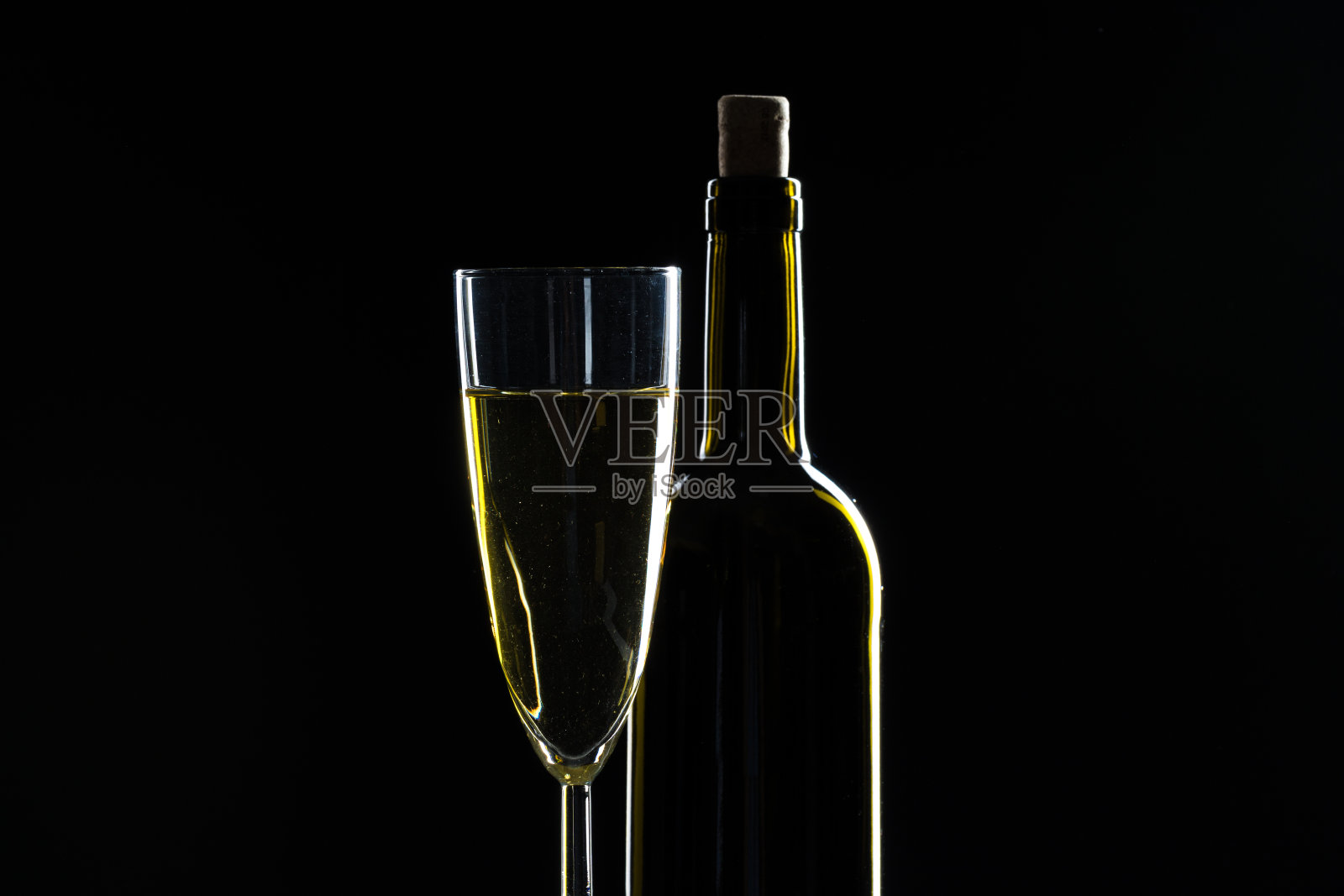 黑色背景下优雅的酒瓶和酒杯照片摄影图片