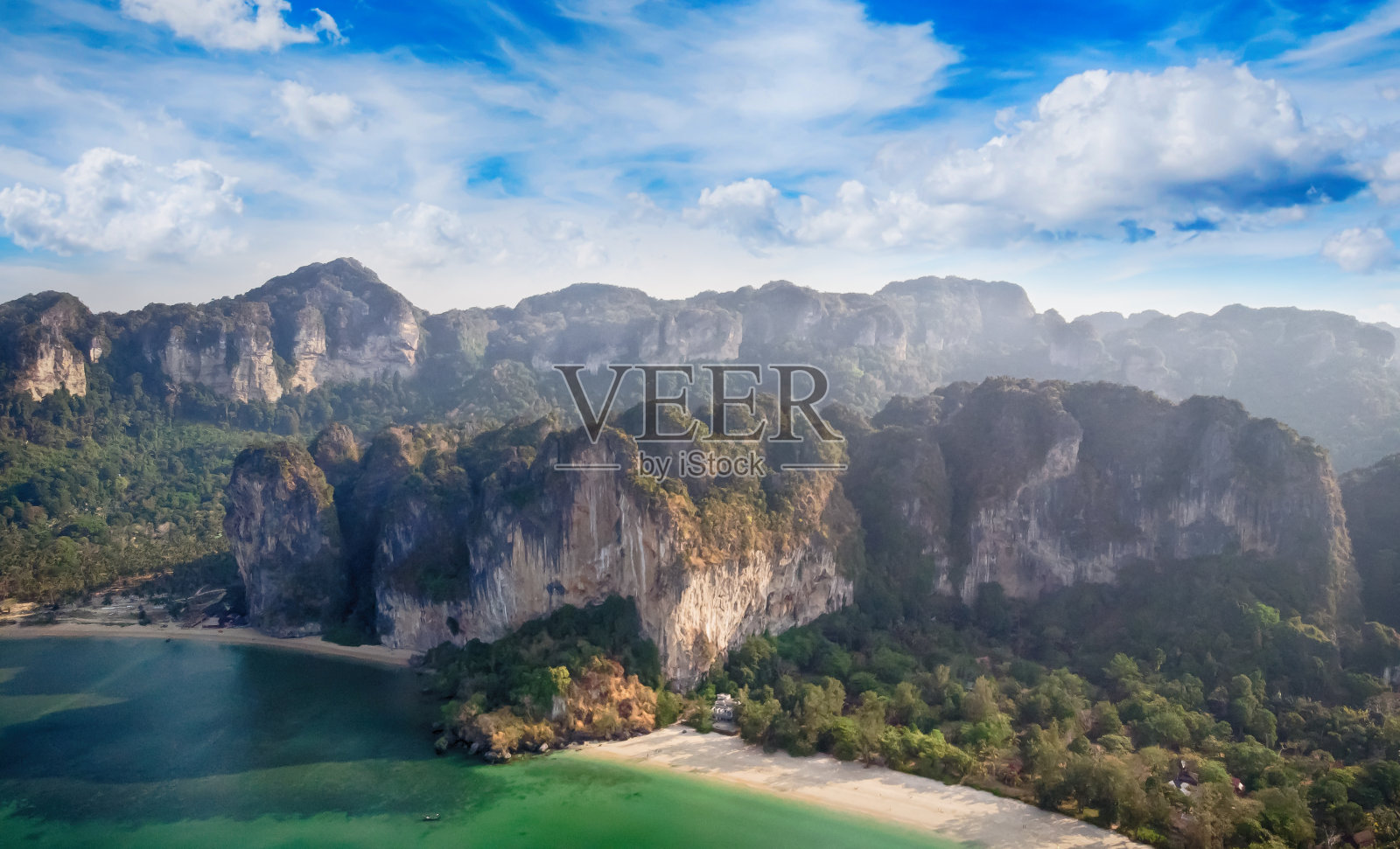 美丽的热带景观鸟瞰图。泰国甲米的拉伊海滩照片摄影图片