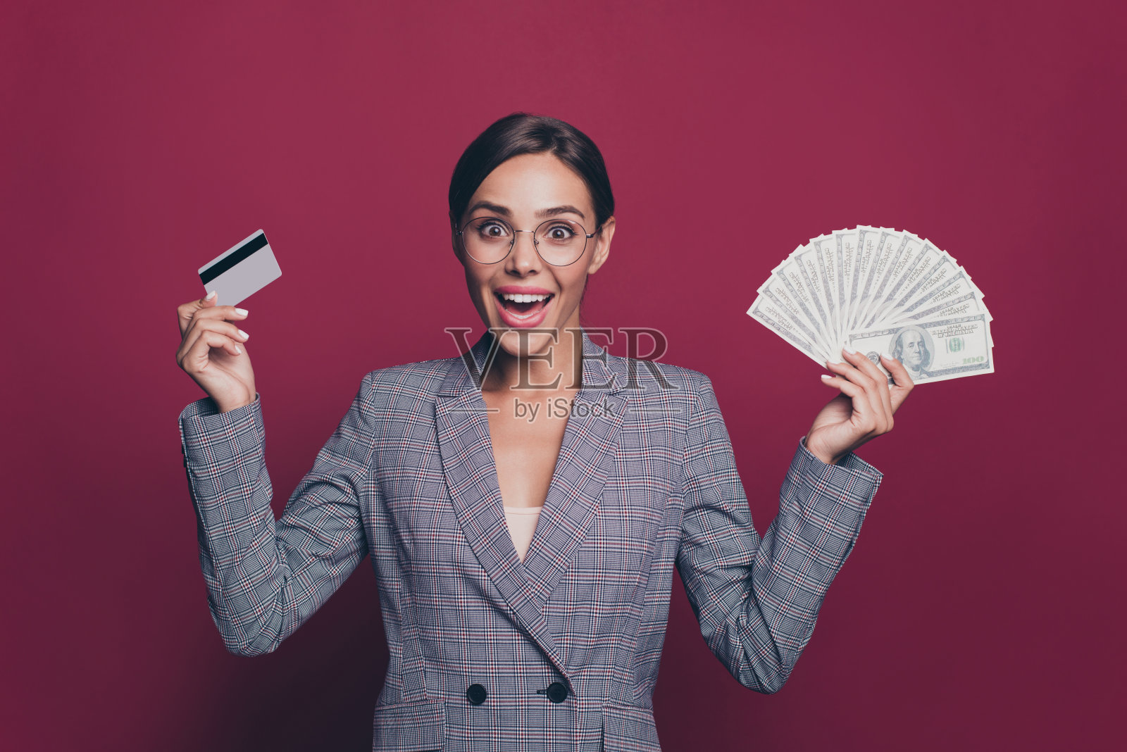 她的肖像她漂亮可爱迷人可爱自信开朗乐观的女士穿着灰色格子夹克显示塑料卡现金预算建议孤立超过栗色紫红色马萨拉背景照片摄影图片