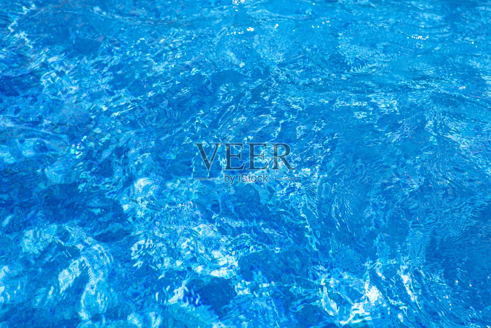 游泳池里水波荡漾，蓝色背景照片摄影图片