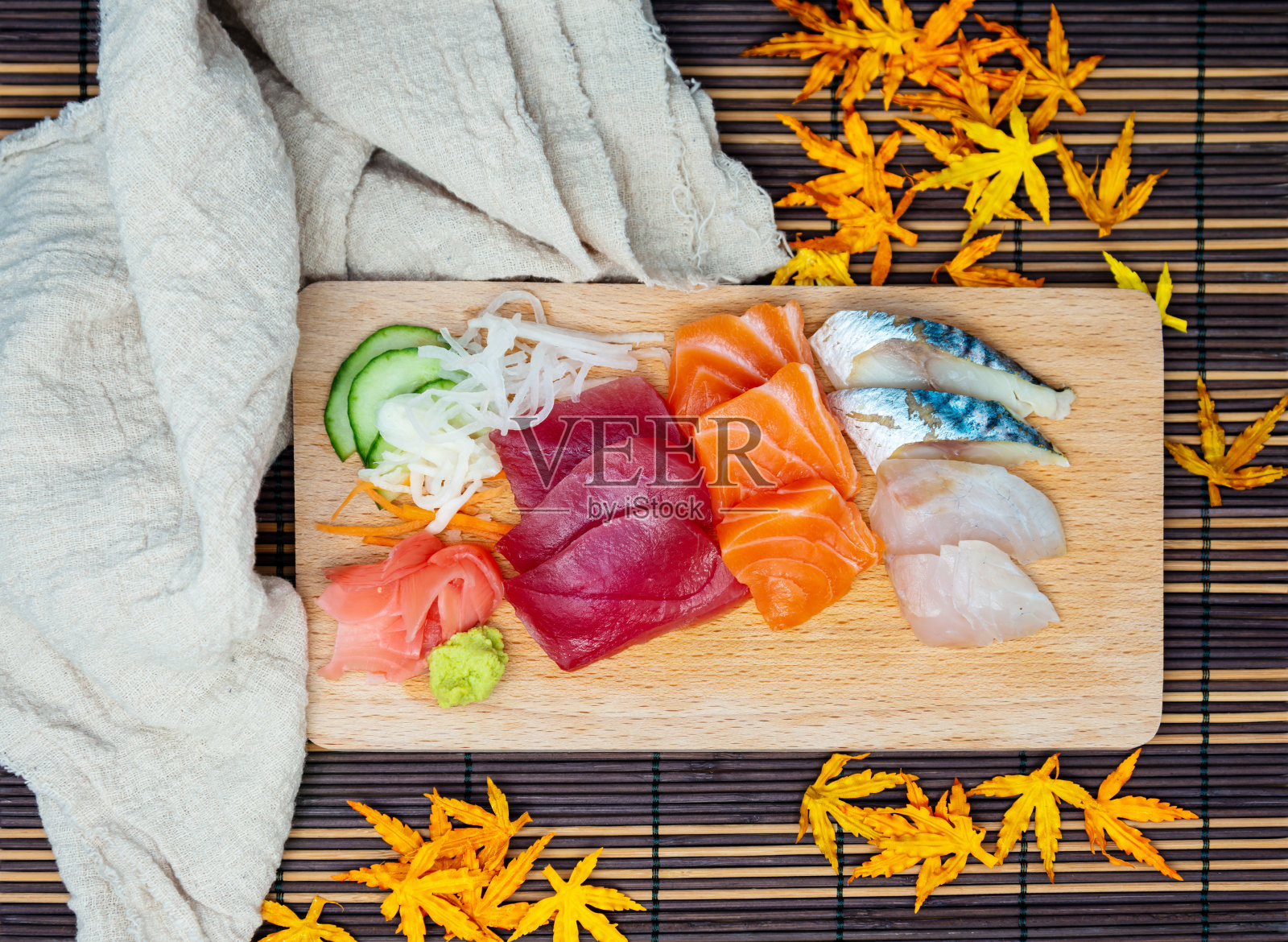 新鲜的寿司，传统的日本食物摆在桌上照片摄影图片