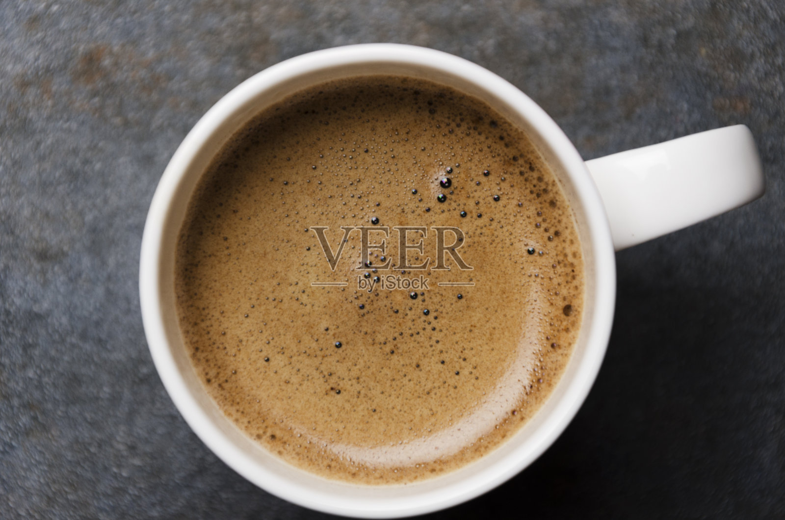 新鲜的咖啡在白色的杯子在灰色的背景，俯视图照片摄影图片