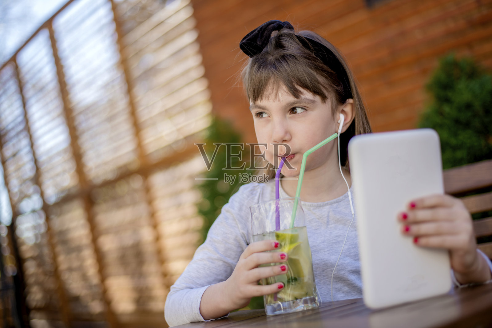 可爱的小女孩使用数码平板电脑照片摄影图片
