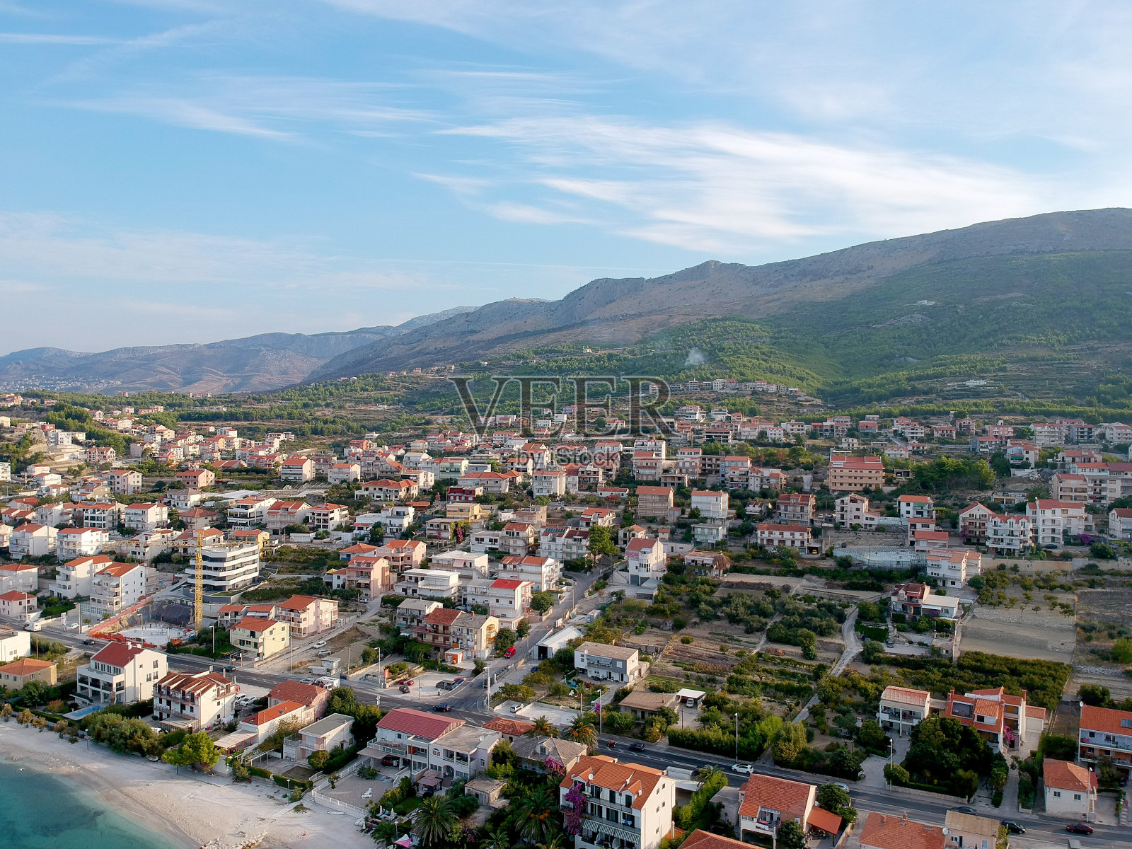 风景鸟瞰克罗地亚斯普利特附近的海岸村庄，平静而宁静的欧洲绿色山脉下的旅游职业酒店。360全景摄影。照片摄影图片