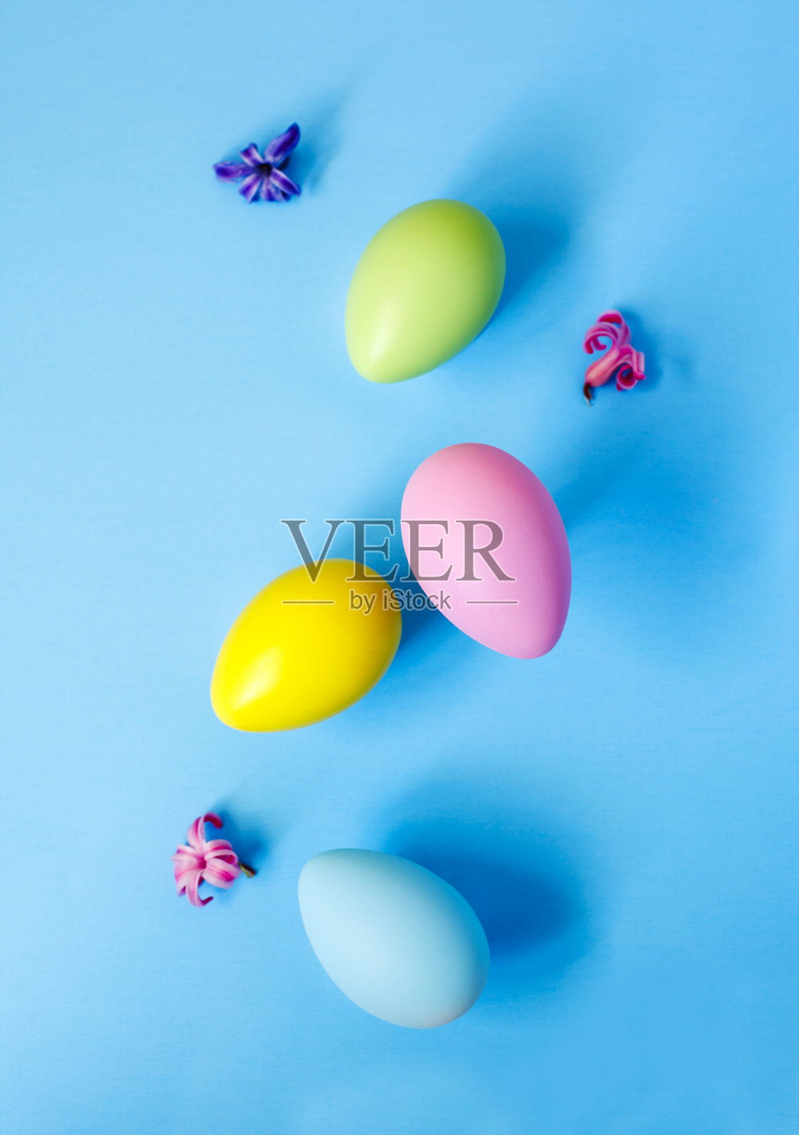 复活节彩蛋在蓝色的背景上照片摄影图片