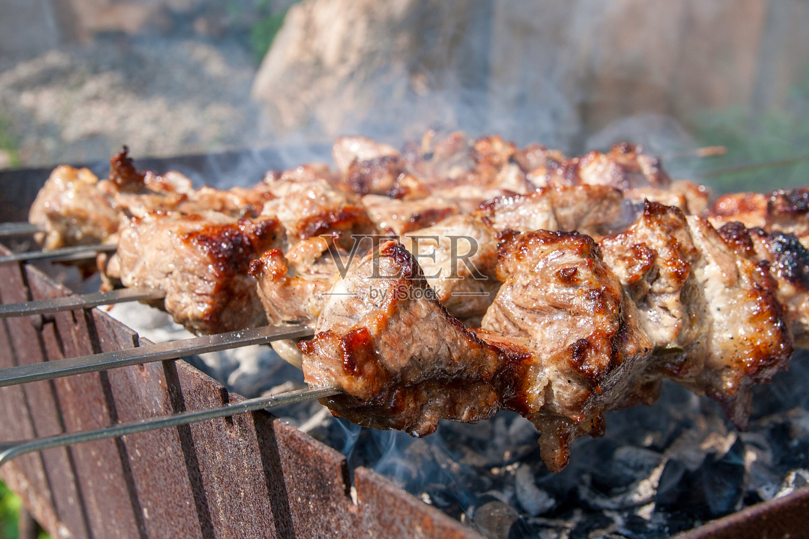 传统的东方菜肴，羊肉串。烧烤时用烟熏的烤肉。照片摄影图片