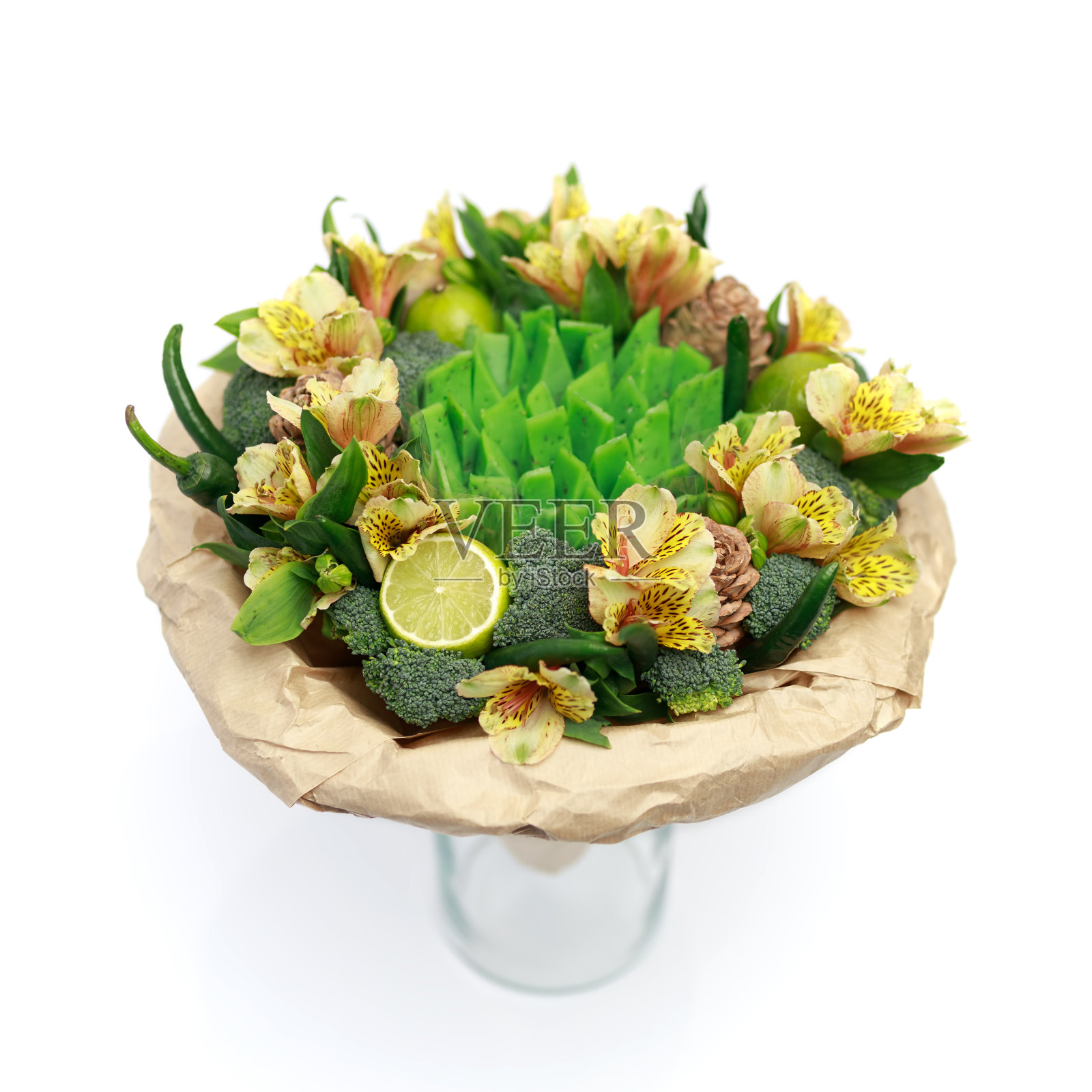 最初的礼物是一束鲜花、蔬菜和绿色奶酪，放在一个玻璃花瓶里，孤立在白色的背景上照片摄影图片