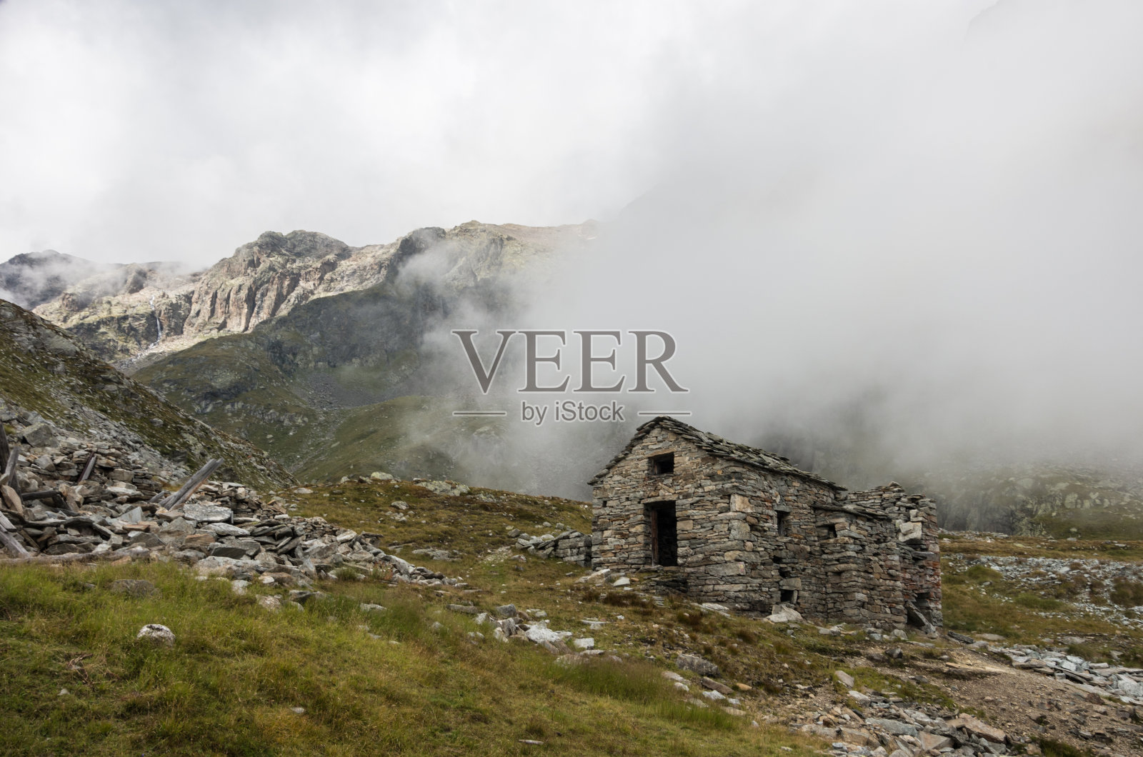 云中的旧避难所的废墟。因德伦旁的罗莎山。Alagna Valsesia地区，意大利照片摄影图片