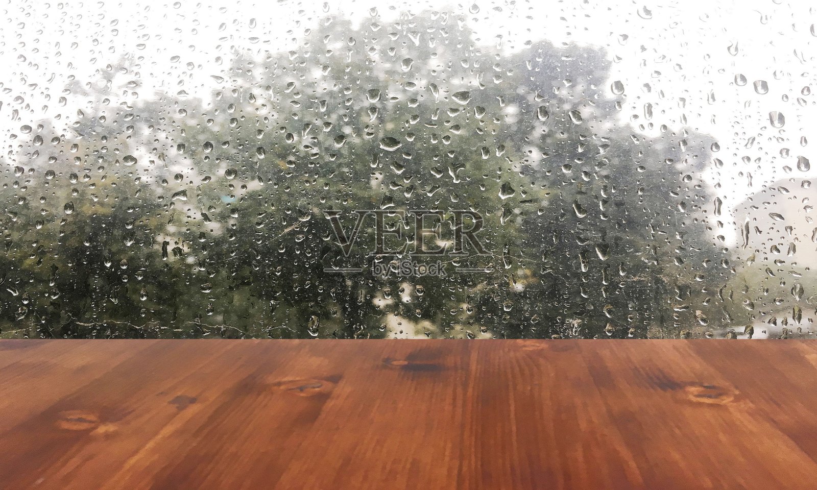 旧的棕色橡木木桌上模糊的落在窗户的背景上，木桌。照片摄影图片