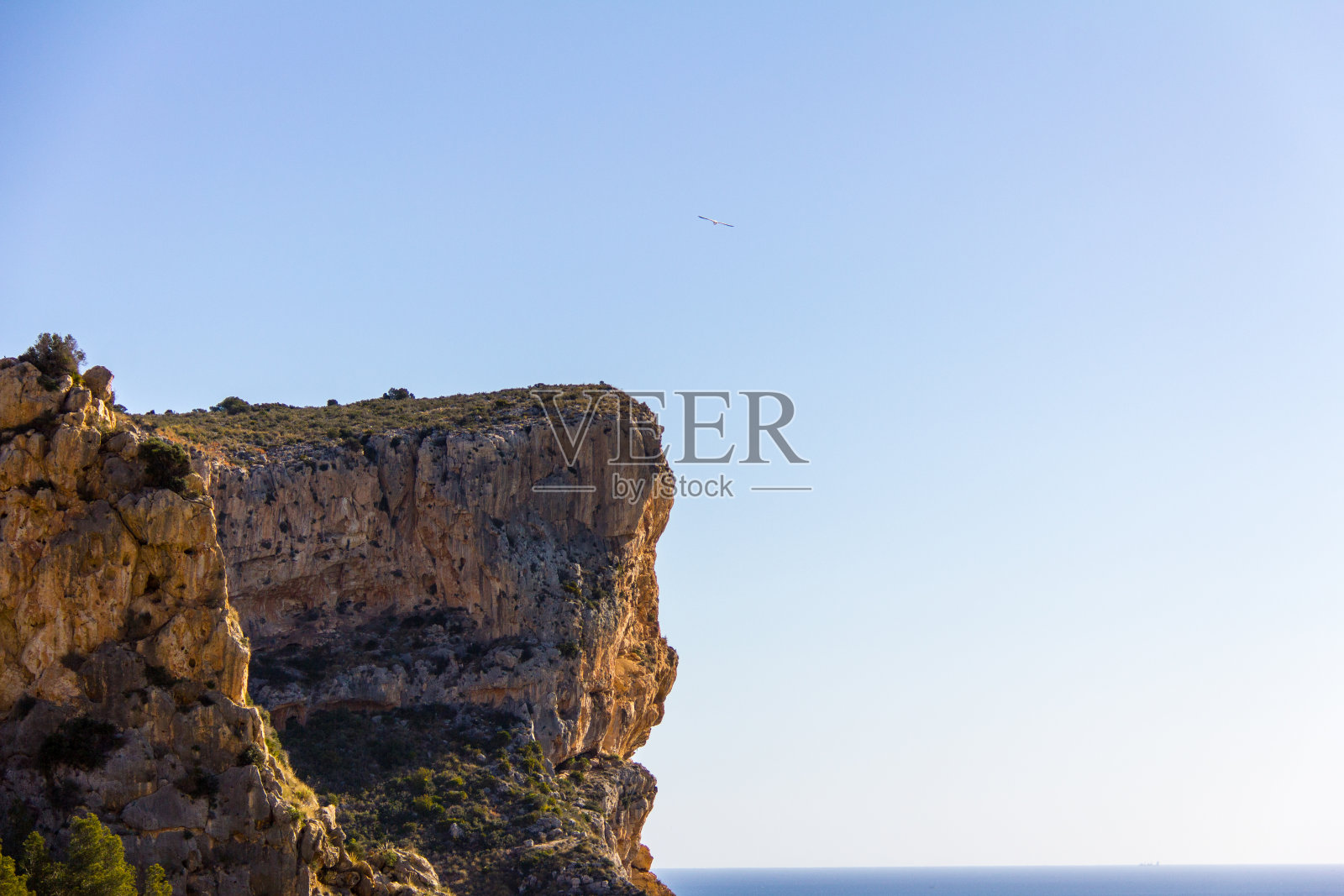 西班牙阿利坎特，Benitatxell的Moraig海湾海滩上的悬崖照片摄影图片