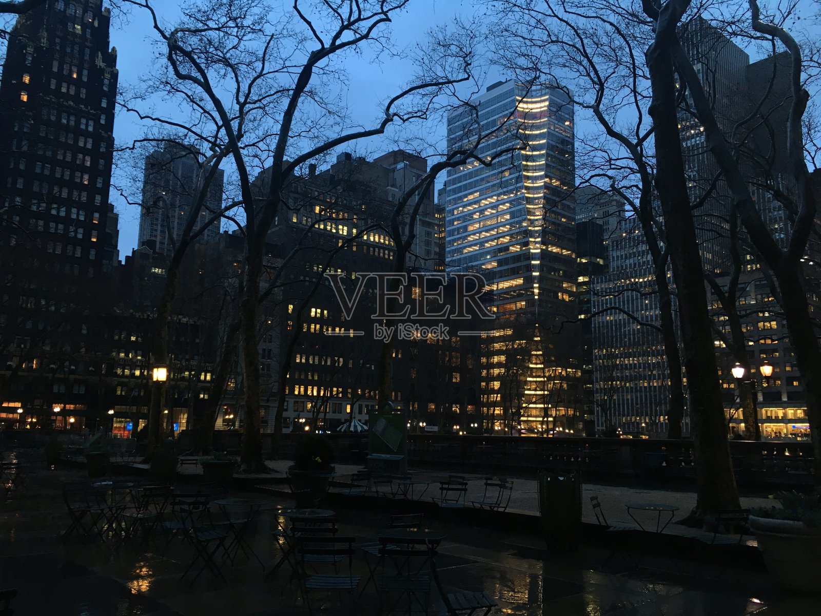 在纽约曼哈顿布莱恩特公园阴雨的春天日落。照片摄影图片