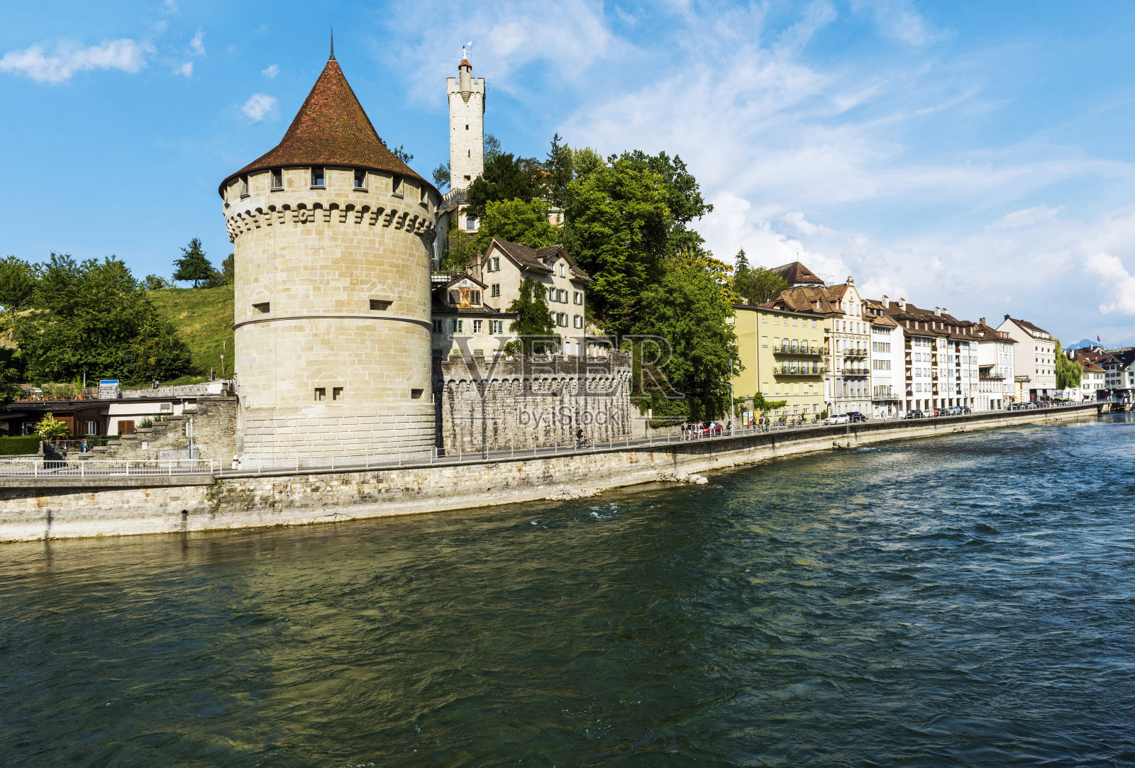 瑞士卢塞恩古城的老塔和城墙照片摄影图片