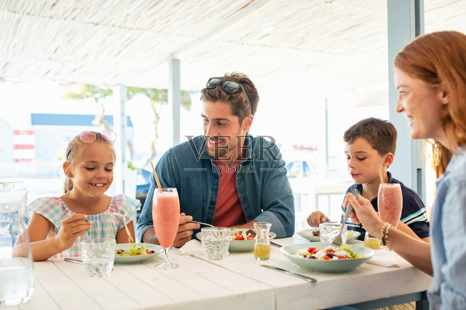 快乐的年轻家庭享受户外午餐照片摄影图片