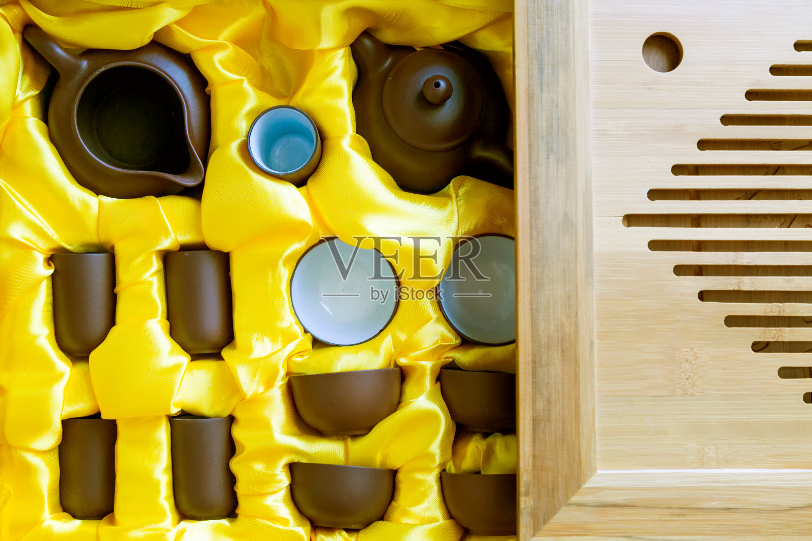 中国茶具装在一个木箱里。照片摄影图片