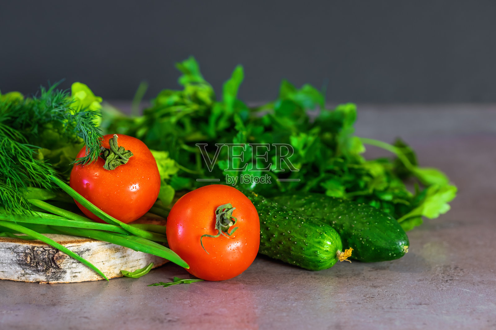 新鲜蔬菜和绿色蔬菜沙拉在木制的表面。健康饮食的概念。照片摄影图片