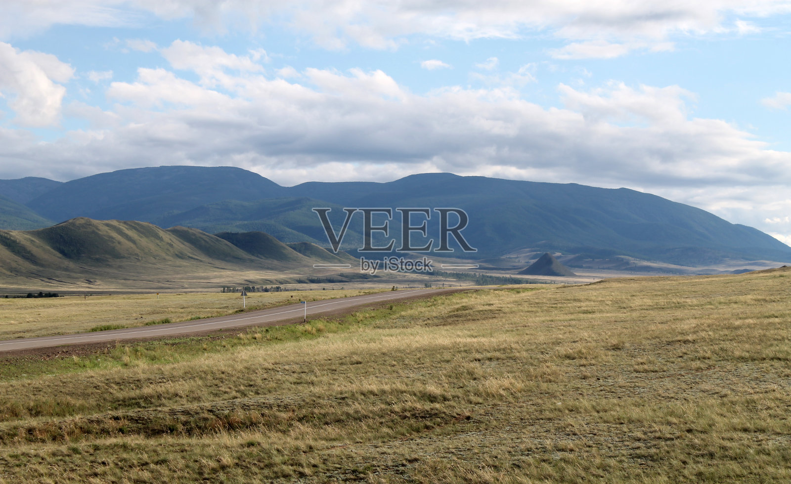广阔的草原，黄色的草，蓝天白云萨彦山，西伯利亚俄罗斯照片摄影图片