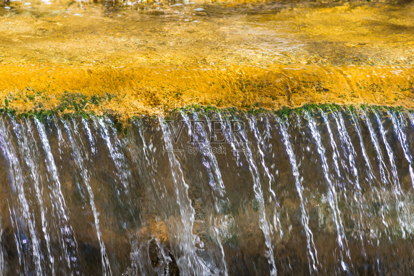 希腊克里特岛埃拉佩特拉，著名的阿吉亚福提亚海滩附近的米洛纳斯峡谷瀑布。照片摄影图片