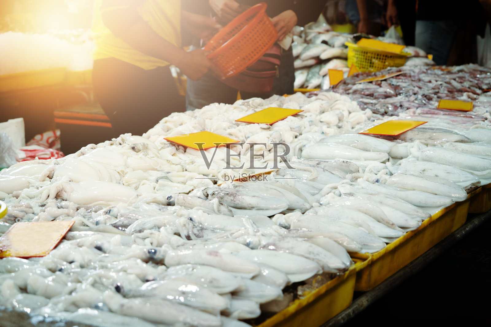 新鲜市场卖家，鱿鱼海鲜新鲜生食品照片摄影图片
