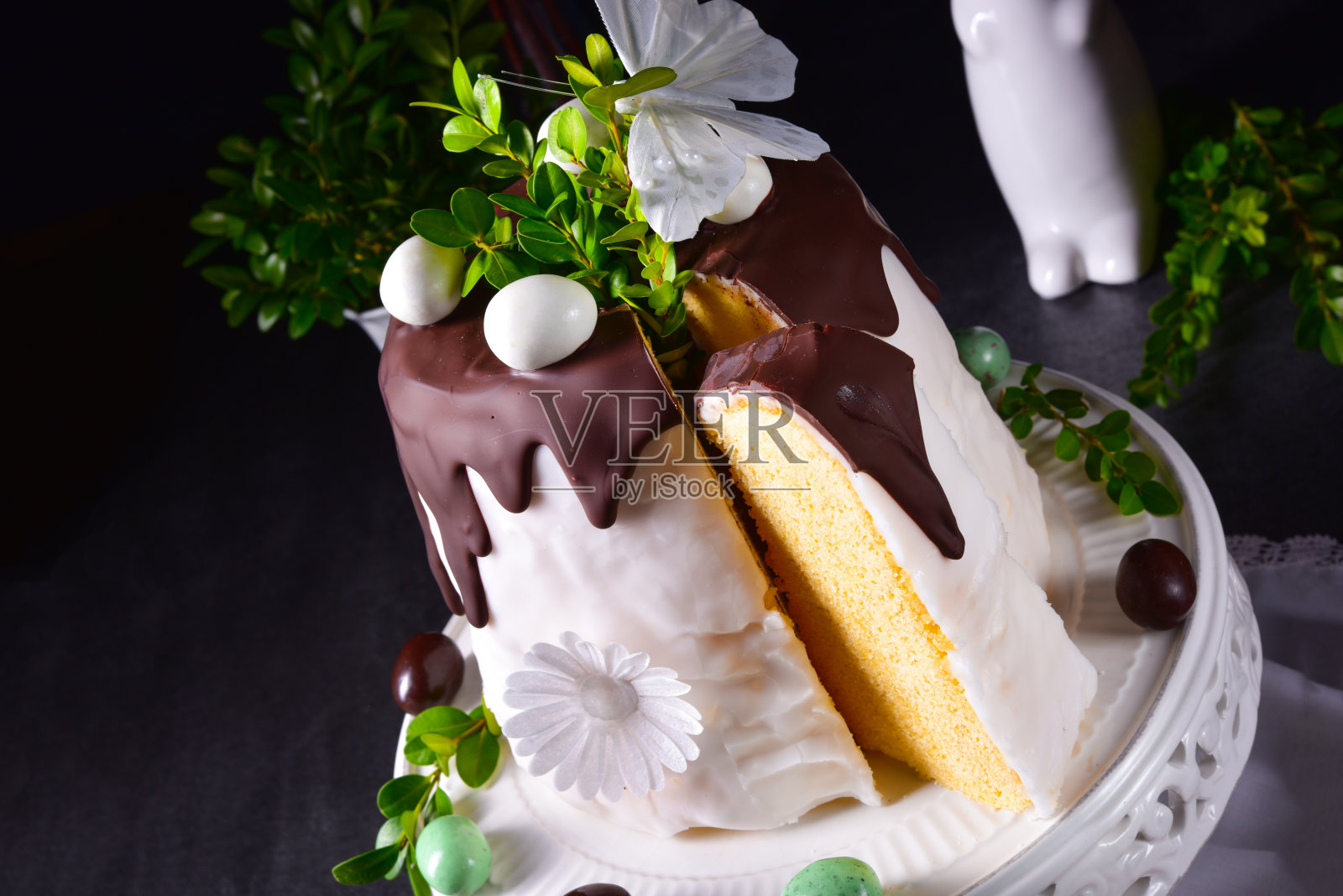 加糖和巧克力釉的复活节蛋糕照片摄影图片