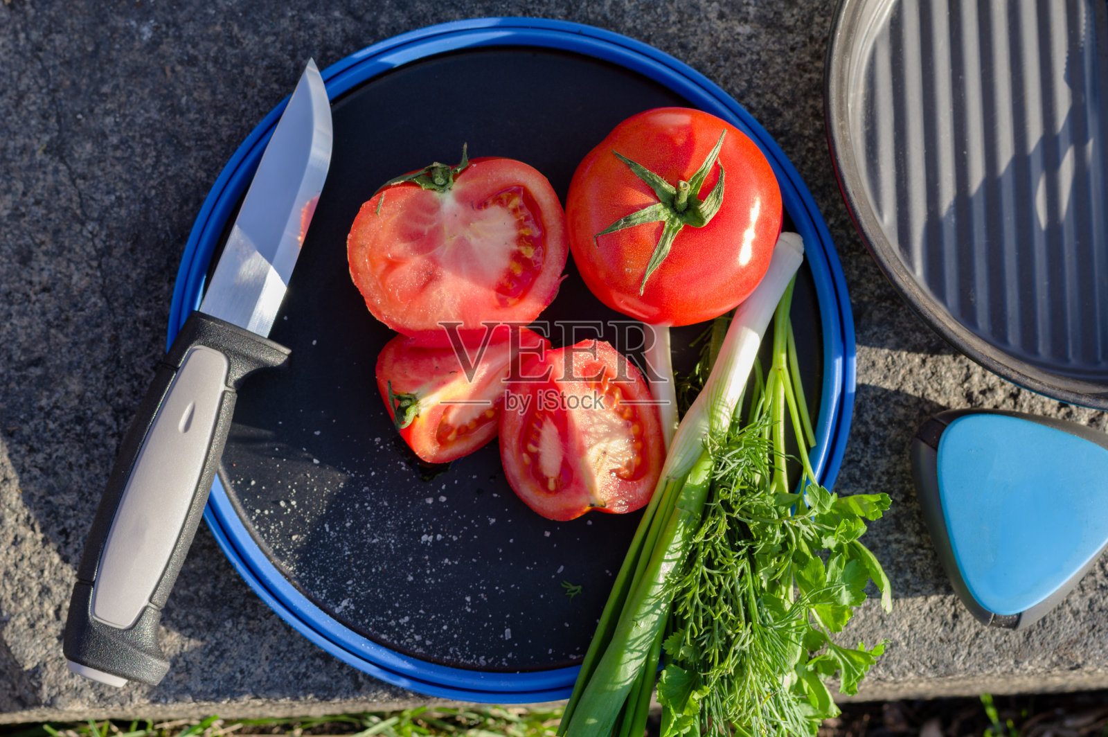 番茄番茄切成片。切蔬菜。照片摄影图片