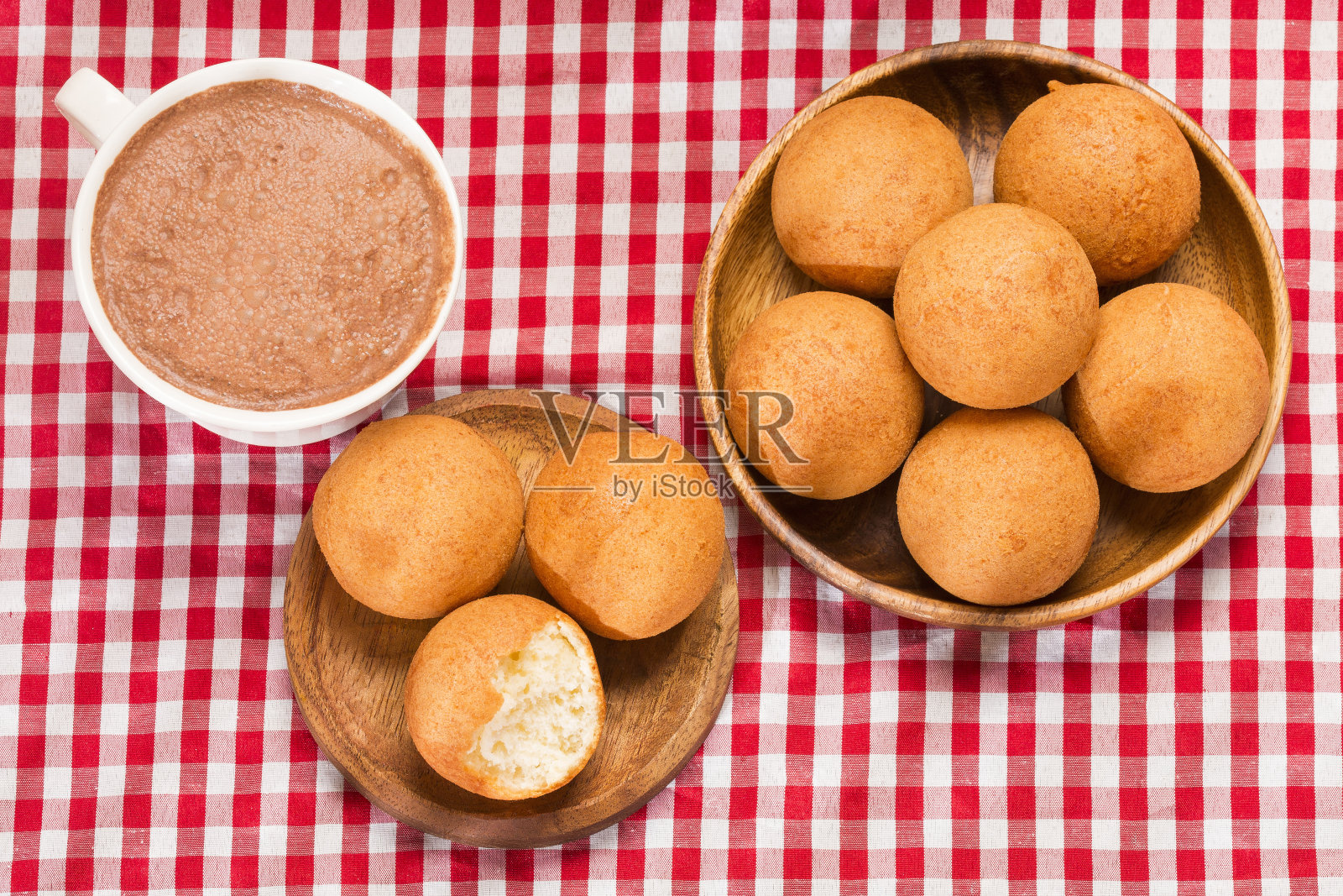 哥伦比亚早餐-油炸馅饼和热巧克力照片摄影图片