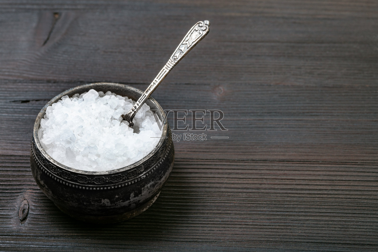 银盐窖，桌上放粗盐照片摄影图片