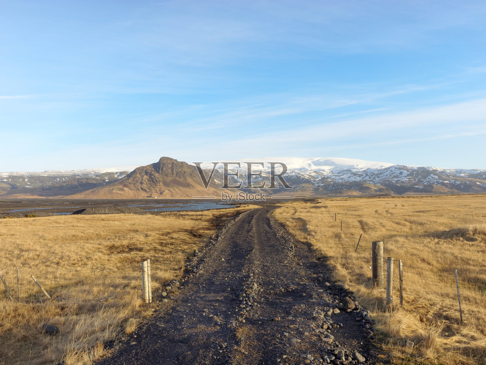冬季，冰岛南部通往克利凡迪河和米达尔斯冰川的土路照片摄影图片
