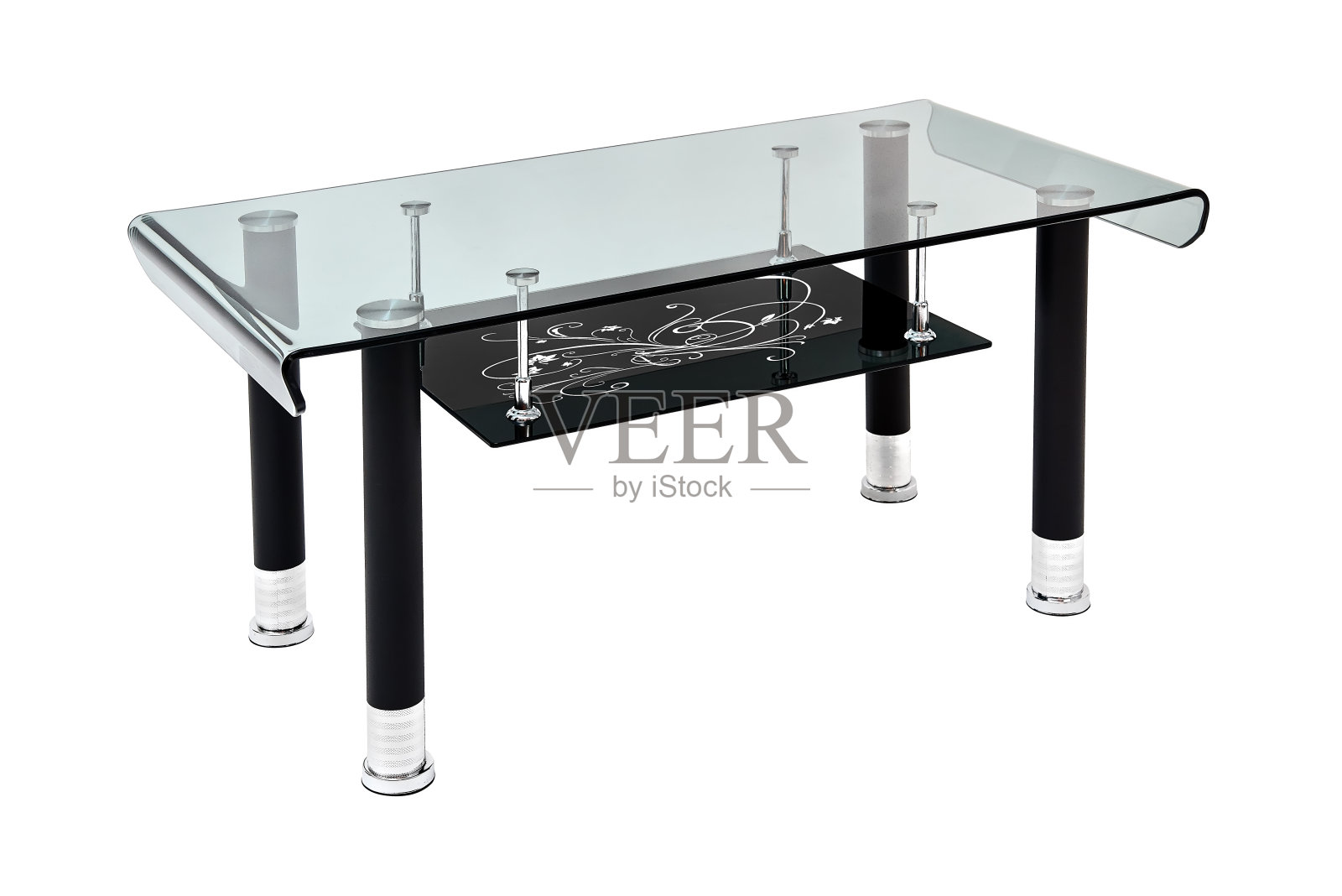 黑色玻璃和铝铬咖啡桌。现代餐桌的客厅与花卉设计，孤立在白色的背景，剪切路径包括照片摄影图片